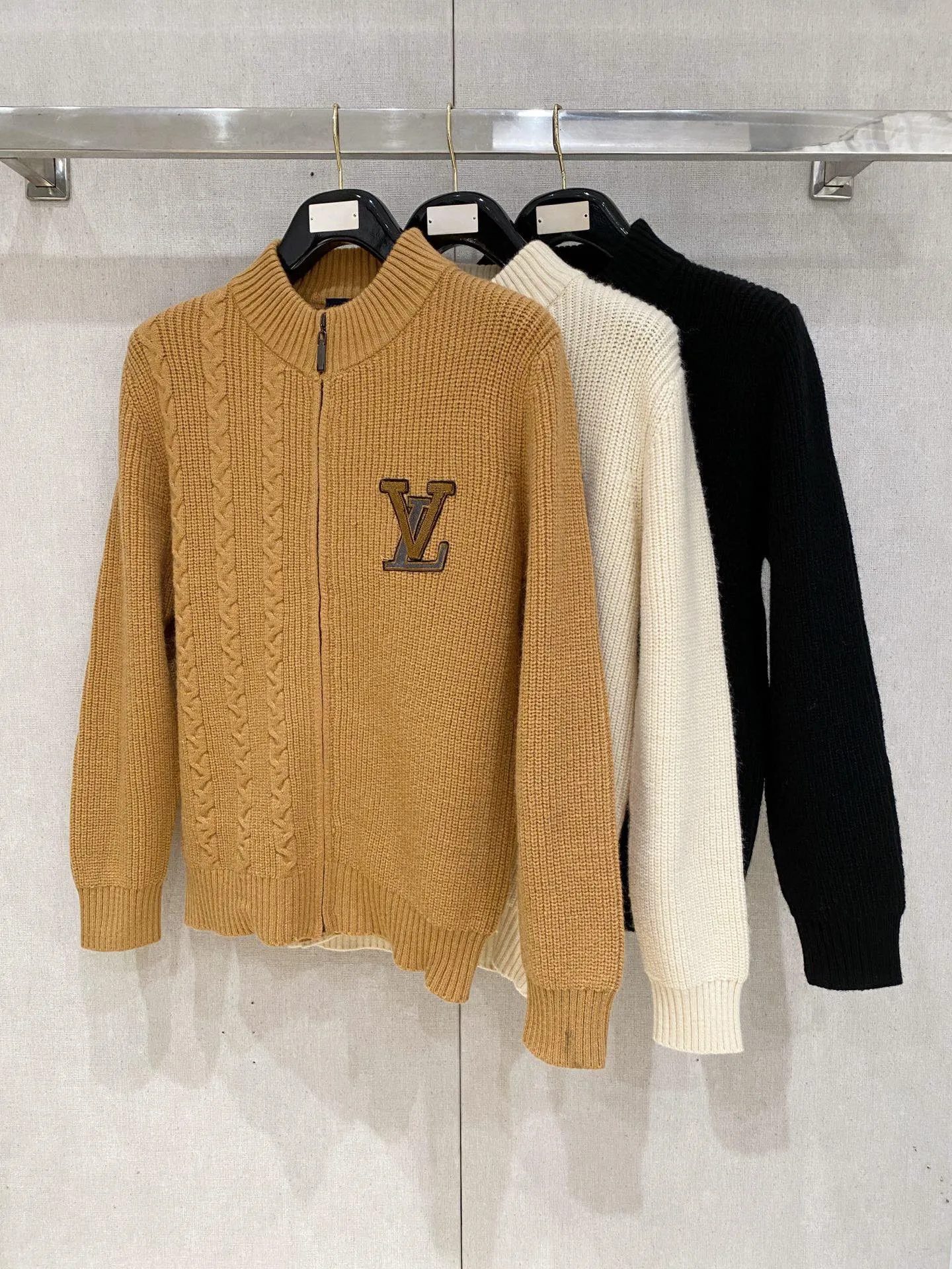 🅿️540 【LV Louis Vuitton】Autumn and winter classic cardigan sweater, in full condition! ! ! Wool blended fabric, the latest model in 2025, golden ratio! ! Slim-fitting soft gold, versatile and practical item, the combination and practicality are extremely powerful, simple and elegant, and classy! To create your own style, it is highly recommended to buy it in two colors. The standard slim fit tailoring process is suitable for both young and old men. It is knitted from wool and will not cause any discomfort! While keeping warm, it is stylish, textured and wearable, and the classic logo with contrasting colors on the chest feels in place! ! Recommended for regular customers! ! Size M-3XL (maximum wear: 190 pounds)